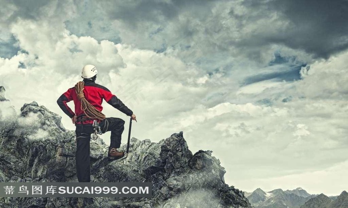 登上高峰观赏美景的探险英雄