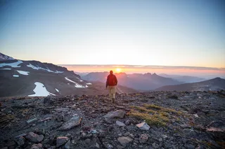 户外旅行旅途徒步登山探险