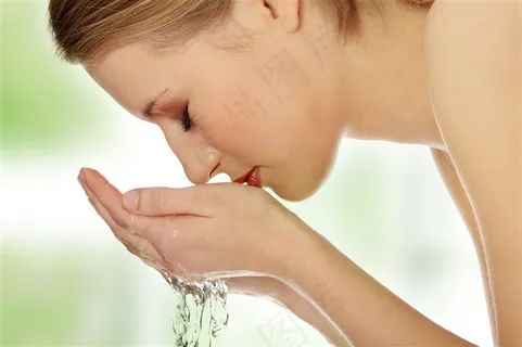 在洗脸卸妆的美女人物摄影高清图片 在洗脸卸妆的美女人物摄影高清图片