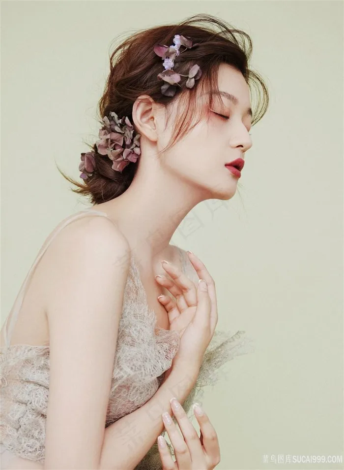 唯美色调头戴鲜花美女图片