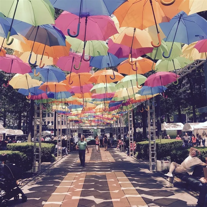 挂在空中的雨伞
