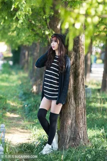 靠在树上的韩国美女模特李恩慧