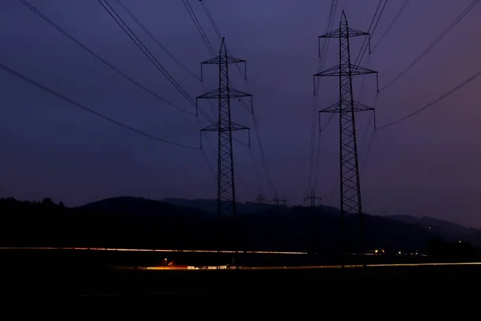 夜晚电线杆景观图片