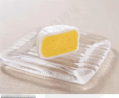 装在方形透明玻璃盘里的切开的冰皮月饼 装在方形透明玻璃盘里的切开的冰皮月饼