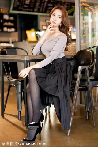 咖啡厅里的韩国气质美女金孝轩图片