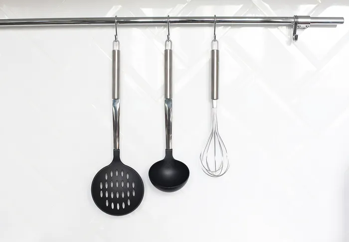 厨房用具挂在架子上的特写