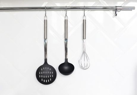 厨房用具挂在架子上的特写