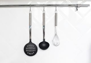 厨房用具挂在架子上的特写