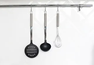 厨房用具挂在架子上的特写