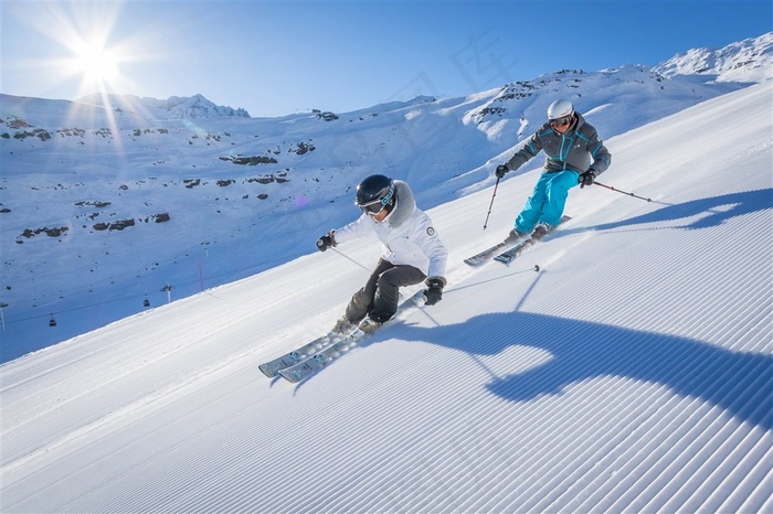 冬日雪山滑雪图片