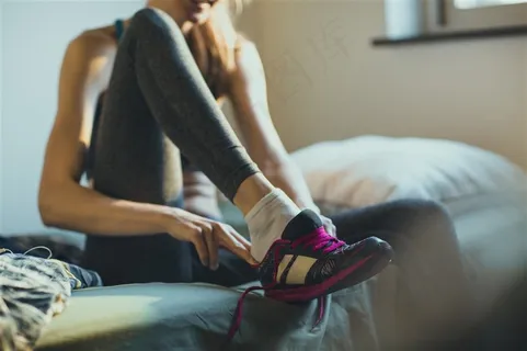 起床后穿鞋的跑步美女摄影 起床后穿鞋的跑步美女摄影