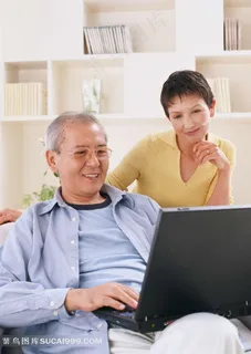 老人夫妻看笔记本电脑 老人夫妻看笔记本电脑