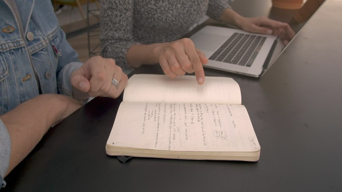 两个人在黑桌上工作