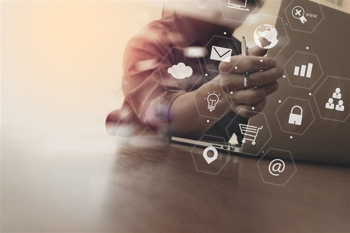 拿着笔看手提电脑的工作人员高清图片