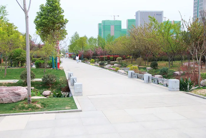 春天城市公园道路