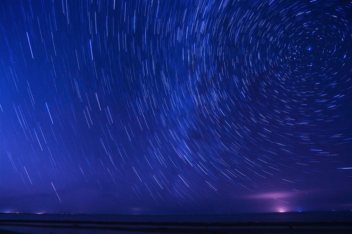 青海湖上空的流星雨
