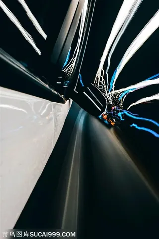 在隧道疾驰前行的白色汽车