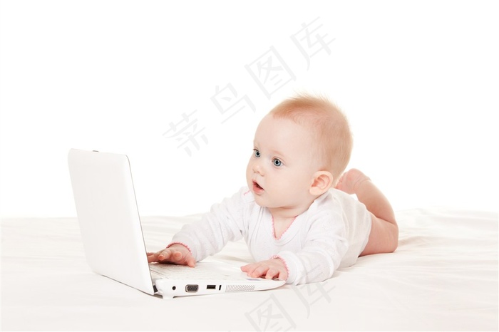 趴着玩电脑的婴儿高清摄影图片