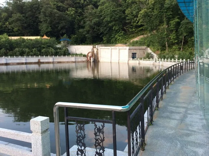 池塘边的石质护栏与铁艺护栏