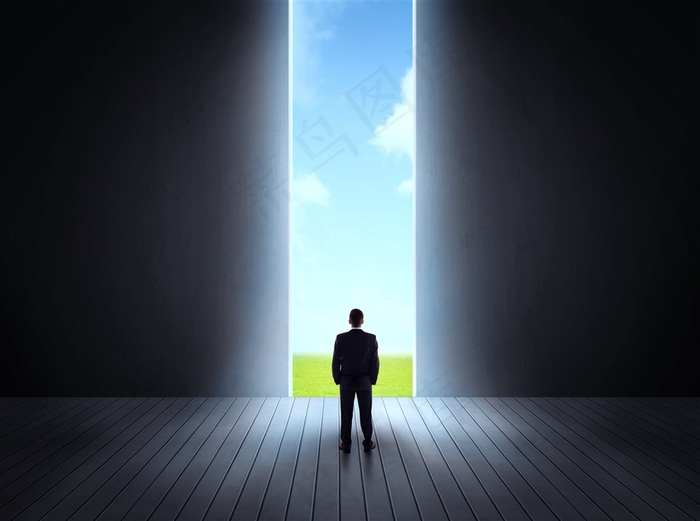 走向大门的商务人士高清图片素材