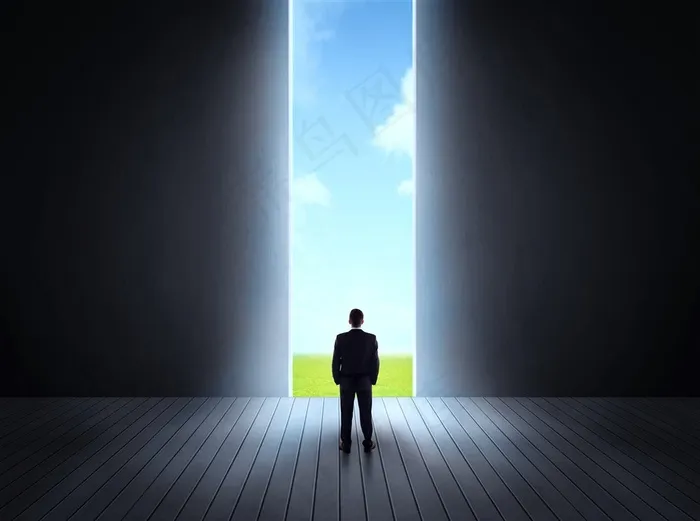 走向大门的商务人士高清图片素材