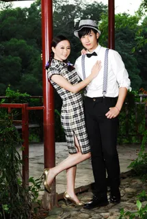 幸福恋人开心田园外拍写真摄影