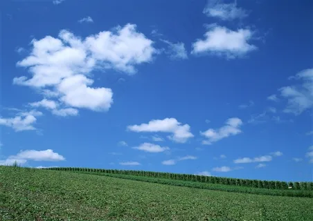 湛蓝色的天空干净素材