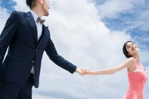 拉手对视的情侣 拉手对视的情侣