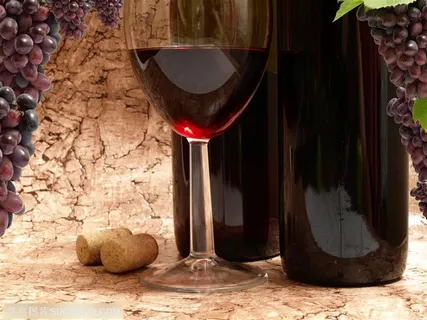 桌上的红酒和红酒塞