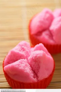 漂亮的粉色草莓糕点