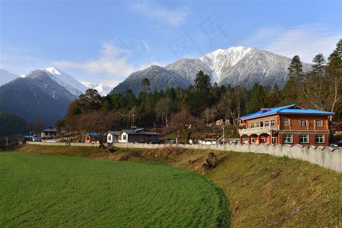 雪山村庄美景