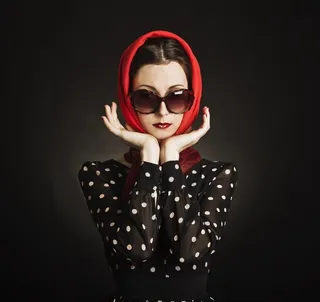 带着墨镜的性感美女写真高清图片