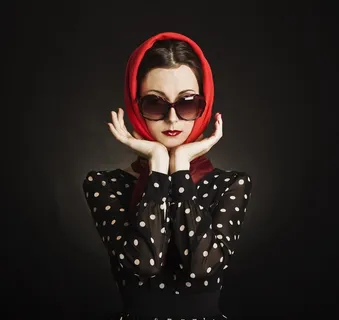 带着墨镜的性感美女写真高清图片 带着墨镜的性感美女写真高清图片
