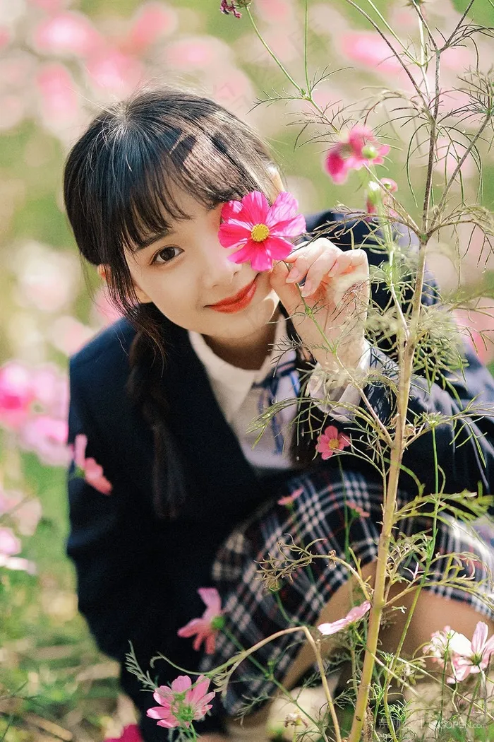 拿着鲜花的清纯女生唯美写真图片