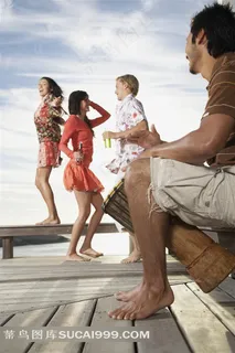 海边户外聚会拿着啤酒跳舞的外国人 海边户外聚会拿着啤酒跳舞的外国人