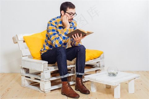 看书的国外男人