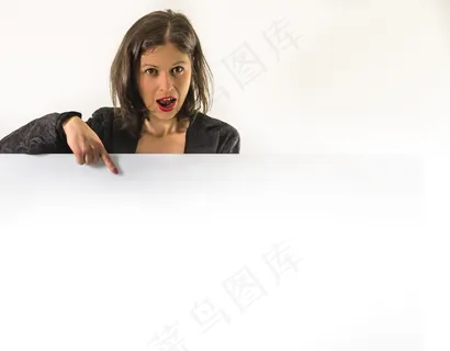 站在白板后面的美女图片 站在白板后面的美女图片