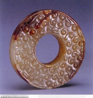 中华传统玉器-重环花纹的褐色玉璧