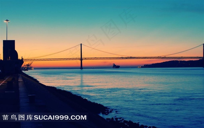 河流上的吊桥自然风光图片