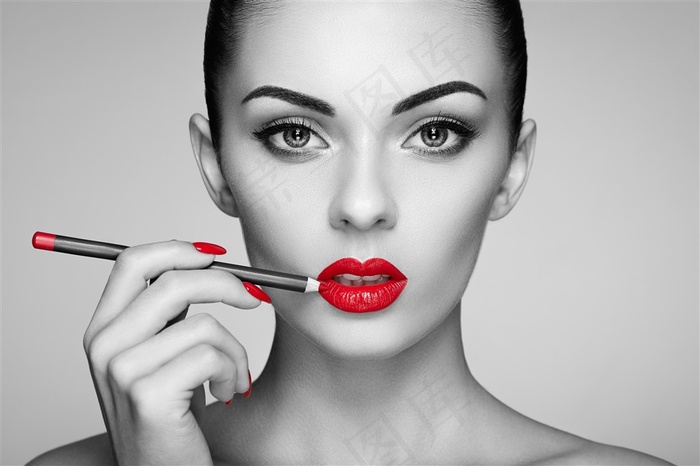 正在画眼影的美女高清图片