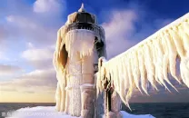 雪地里冰封的灯塔