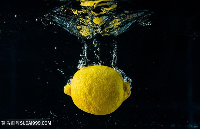 水中的柠檬图片