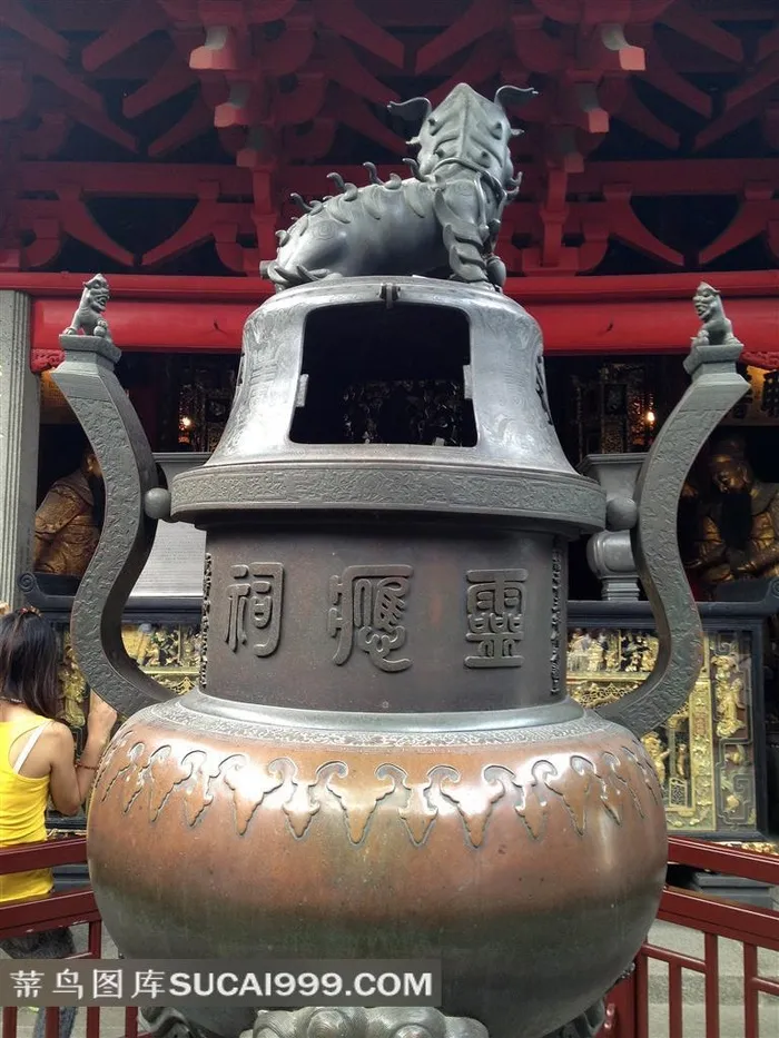 祖庙祭拜铜鼎景观
