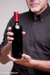 展示红酒的人物高清图片