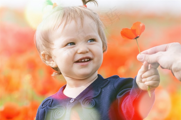 手里拿着一朵小花的小女孩