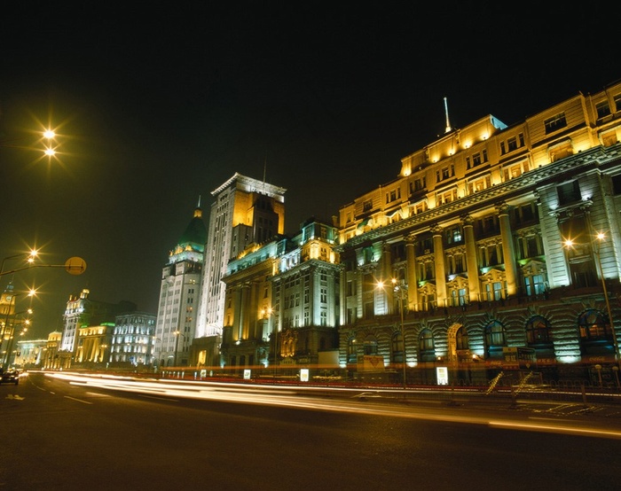 灯光照亮的楼房夜景