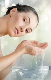 洗脸的女性高清图片