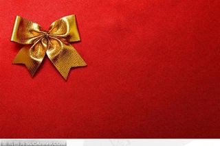 红色背景红绸布上的金色蝴蝶结