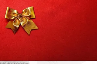 红色背景红绸布上的金色蝴蝶结