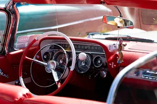 古董车内饰方向盘图片